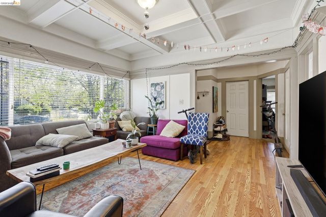 1102 10Th St, Oakland, CA 94607