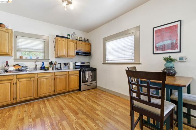 1102 10Th St, Oakland, CA 94607