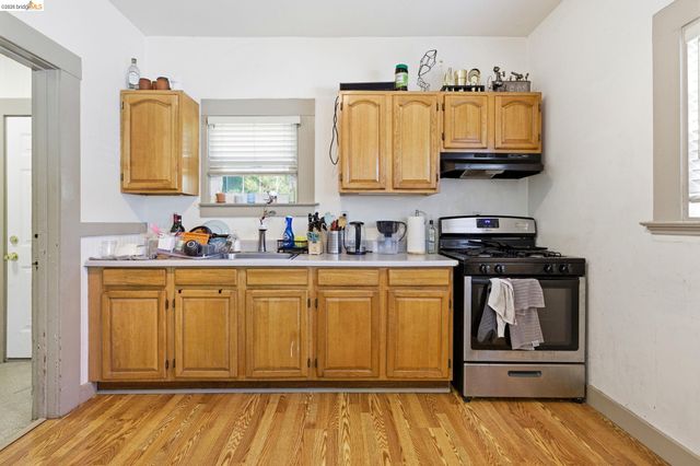 1102 10Th St, Oakland, CA 94607