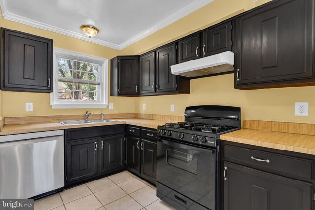 5566 SAINT CHARLES DR, Woodbridge, VA 22193
