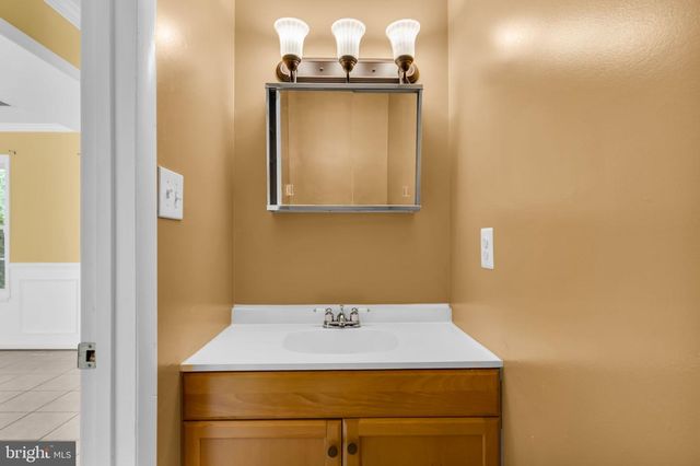 5566 SAINT CHARLES DR, Woodbridge, VA 22193