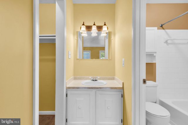 5566 SAINT CHARLES DR, Woodbridge, VA 22193