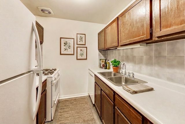 2A E DUNDEE QUARTER Drive 208, Palatine, IL 60074