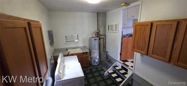 30 W Maxlow Avenue, Hazel Park, MI 48030