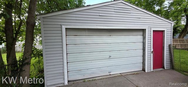 30 W Maxlow Avenue, Hazel Park, MI 48030