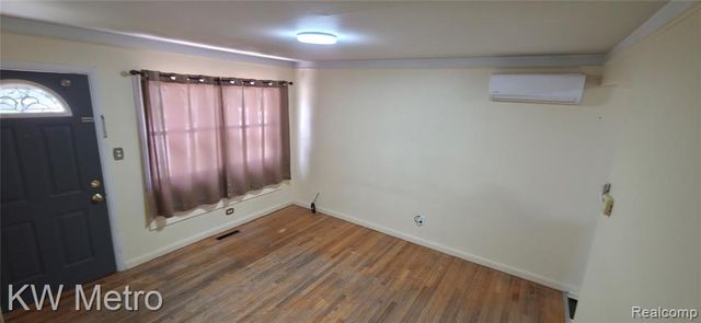30 W Maxlow Avenue, Hazel Park, MI 48030