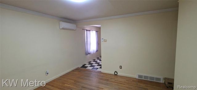 30 W Maxlow Avenue, Hazel Park, MI 48030
