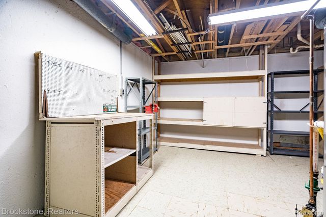 2808 Roundtree Drive, Troy, MI 48083