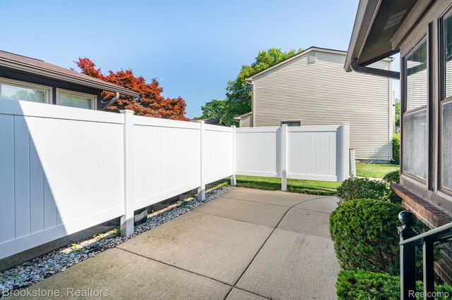 2808 Roundtree Drive, Troy, MI 48083