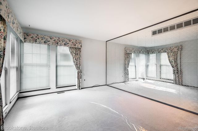 2808 Roundtree Drive, Troy, MI 48083