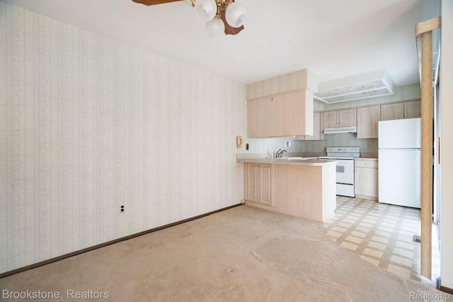 2808 Roundtree Drive, Troy, MI 48083