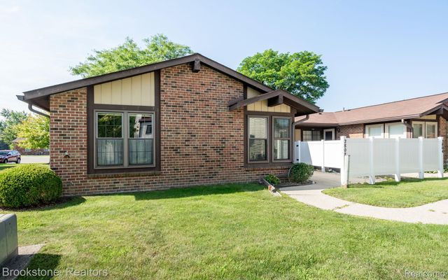 2808 Roundtree Drive, Troy, MI 48083