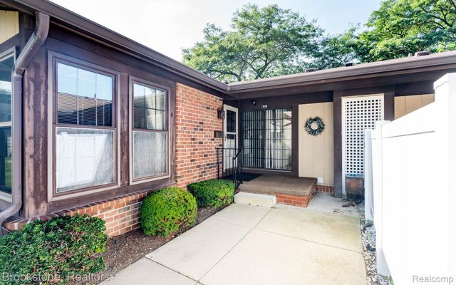 2808 Roundtree Drive, Troy, MI 48083