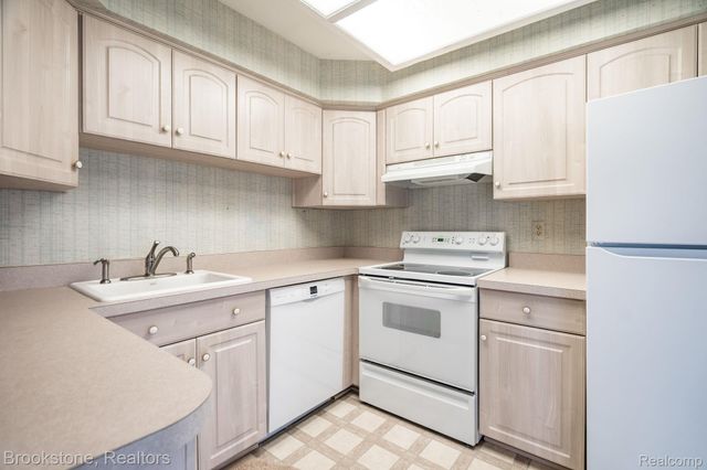 2808 Roundtree Drive, Troy, MI 48083