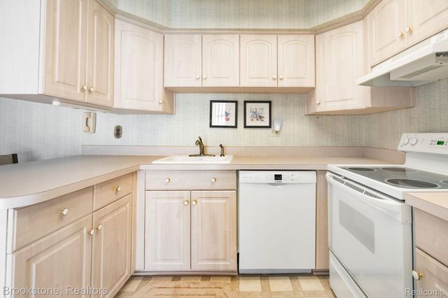 2808 Roundtree Drive, Troy, MI 48083