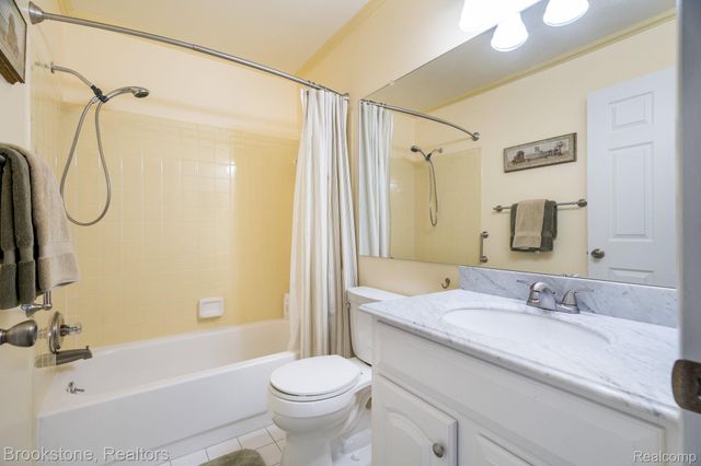 2808 Roundtree Drive, Troy, MI 48083