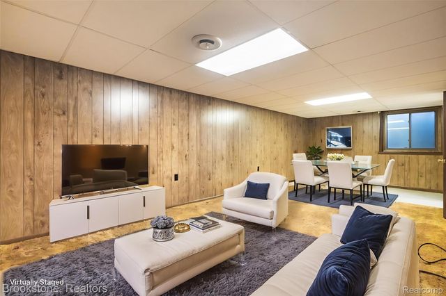 2808 Roundtree Drive, Troy, MI 48083