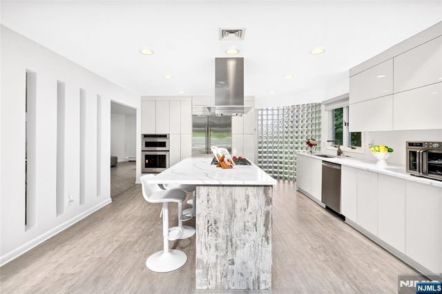 14 James Brite Circle, Mahwah, NJ 07430