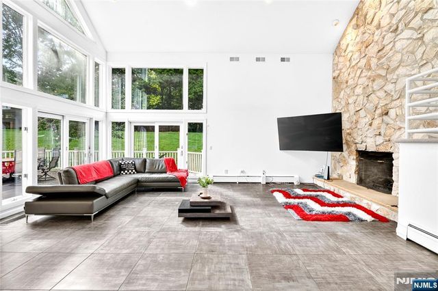 14 James Brite Circle, Mahwah, NJ 07430