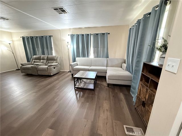 2205 W Acacia 200, Hemet, CA 92545