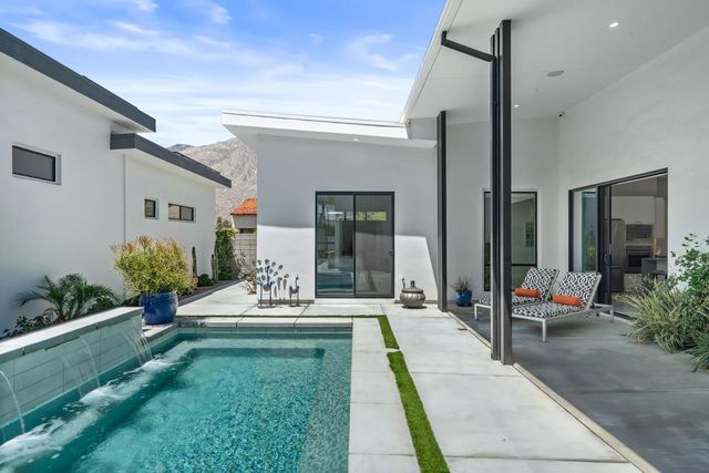 151 Holliday Way, Palm Springs, CA 92262