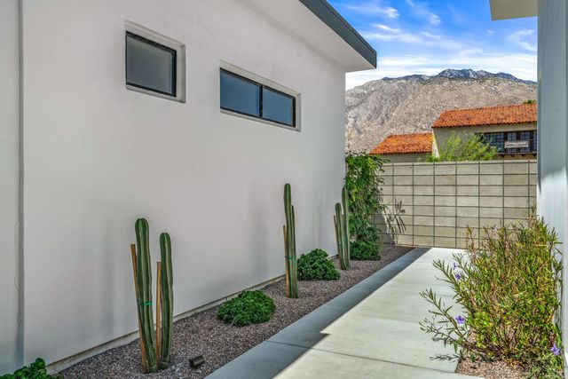 151 Holliday Way, Palm Springs, CA 92262
