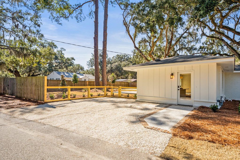 Image 11 of property listing at 2608 Boyer Street, Beaufort, SC 29902