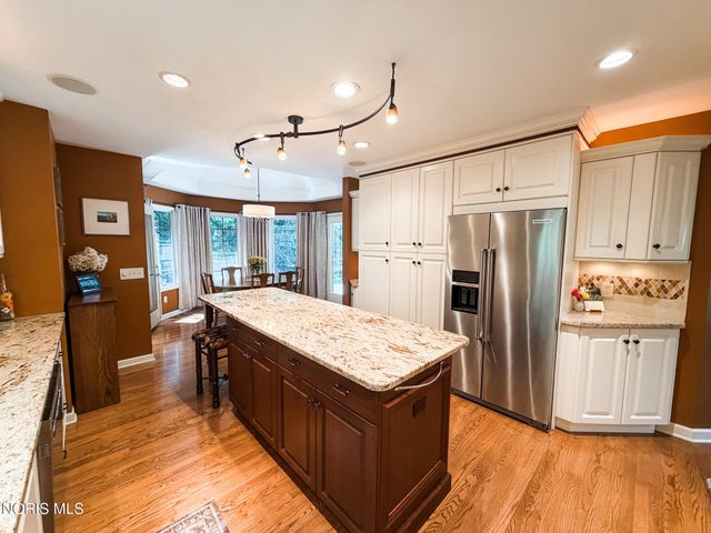 8977 Whispering Pine Curve, Sylvania, OH 43560