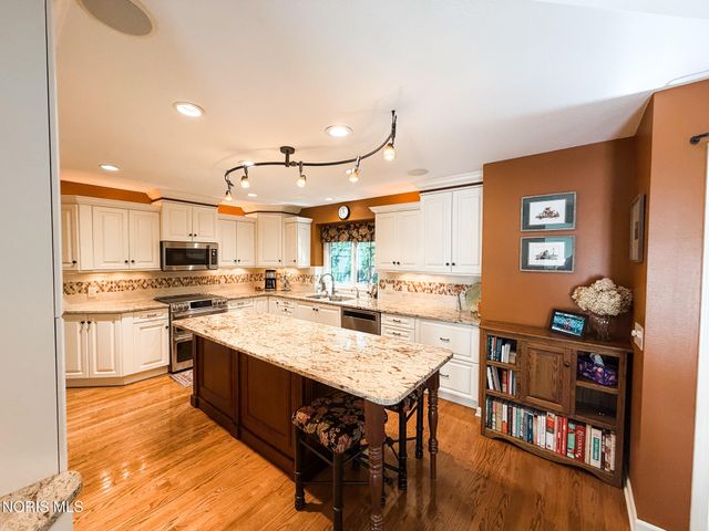 8977 Whispering Pine Curve, Sylvania, OH 43560