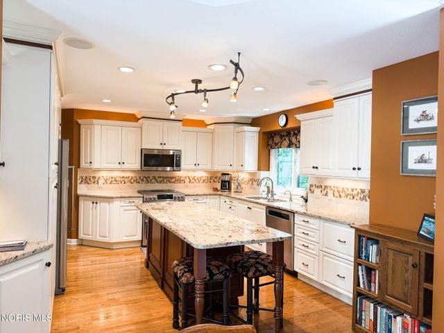 8977 Whispering Pine Curve, Sylvania, OH 43560