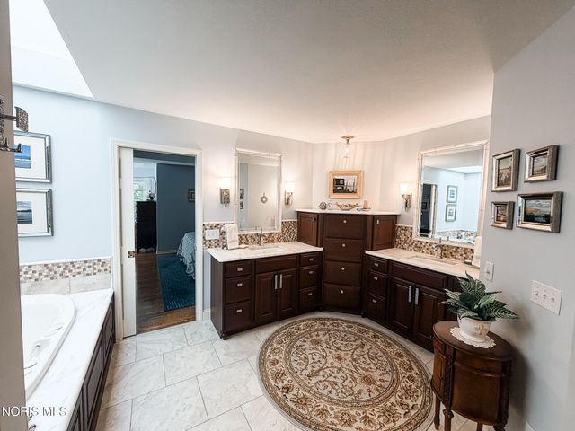 8977 Whispering Pine Curve, Sylvania, OH 43560