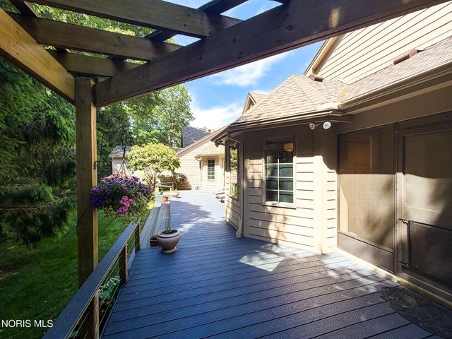 8977 Whispering Pine Curve, Sylvania, OH 43560