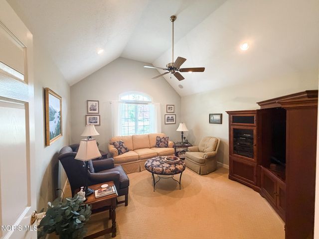 8977 Whispering Pine Curve, Sylvania, OH 43560