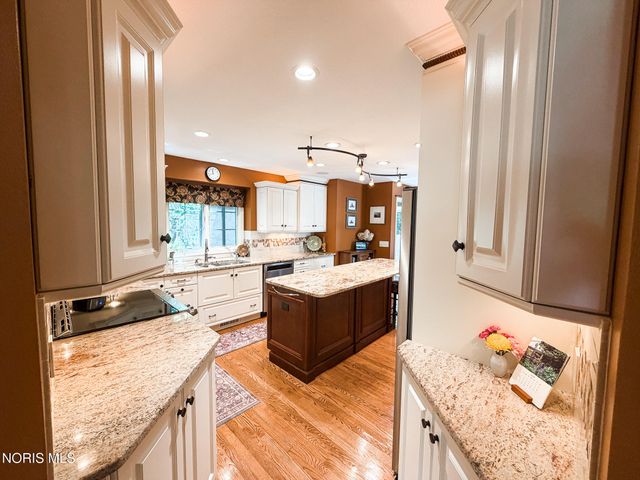 8977 Whispering Pine Curve, Sylvania, OH 43560
