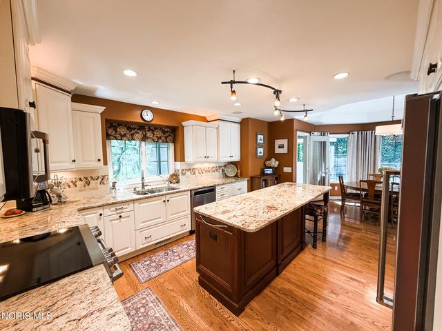 8977 Whispering Pine Curve, Sylvania, OH 43560