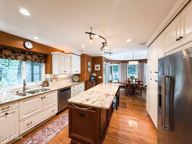 8977 Whispering Pine Curve, Sylvania, OH 43560
