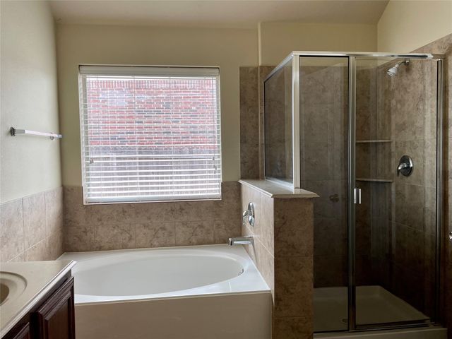 605 Knollwood Trail Court, Oak Point, TX 75068