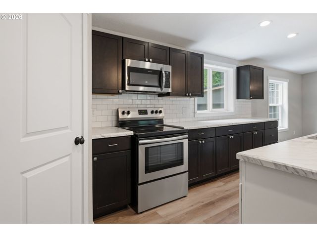 194 BALL PARK Dr, Kelso, WA 98626
