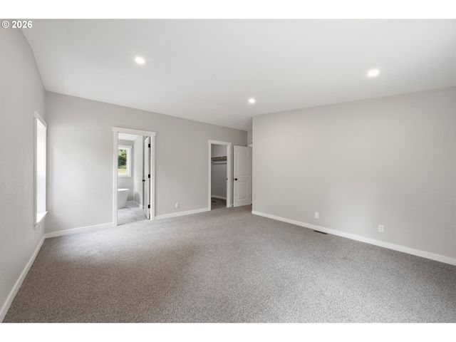 194 BALL PARK Dr, Kelso, WA 98626