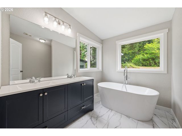 194 BALL PARK Dr, Kelso, WA 98626