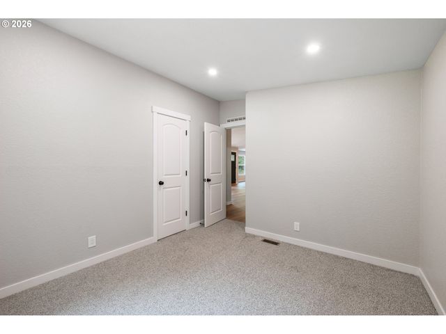 194 BALL PARK Dr, Kelso, WA 98626