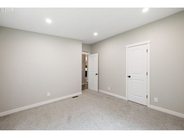 194 BALL PARK Dr, Kelso, WA 98626