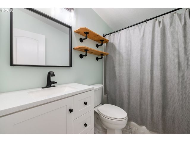 194 BALL PARK Dr, Kelso, WA 98626