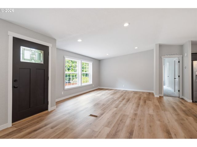 194 BALL PARK Dr, Kelso, WA 98626