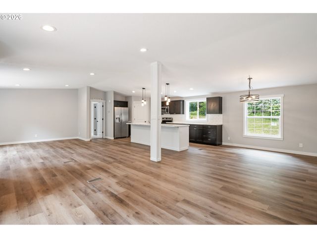 194 BALL PARK Dr, Kelso, WA 98626
