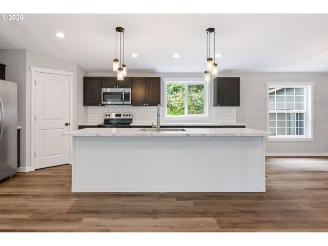 194 BALL PARK Dr, Kelso, WA 98626