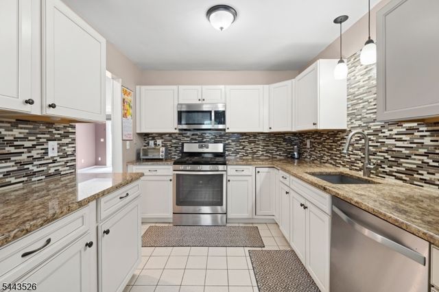 3 Sandpiper Dr, Sayreville Boro, NJ 08859