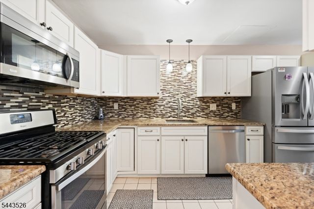 3 Sandpiper Dr, Sayreville Boro, NJ 08859