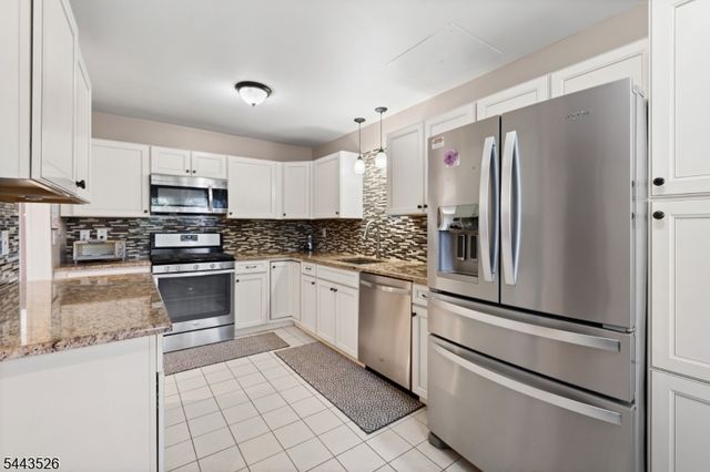 3 Sandpiper Dr, Sayreville Boro, NJ 08859