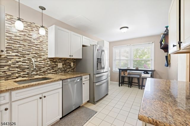 3 Sandpiper Dr, Sayreville Boro, NJ 08859